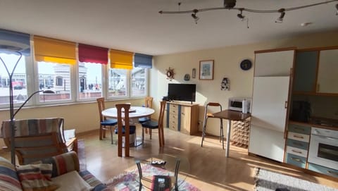 TV and multimedia, Kitchen or kitchenette, Living room, Seating area, Dining area