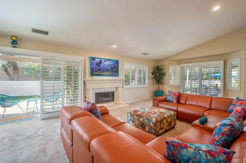 TV and multimedia, Living room, Seating area, Evening entertainment