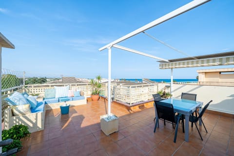 Property building, Balcony/Terrace, Living room