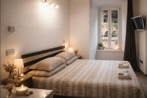 Bed, TV and multimedia, Photo of the whole room, Bedroom, towels