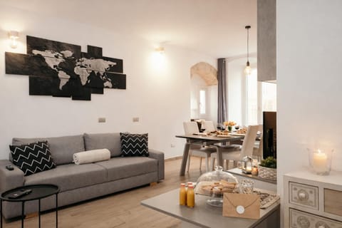 Living room, Seating area, Dining area, Drinks