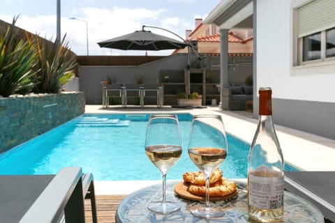 Property building, Patio, Day, Balcony/Terrace, Food and drinks, Dining area, Food, Pool view, Swimming pool, Drinks, sunbed