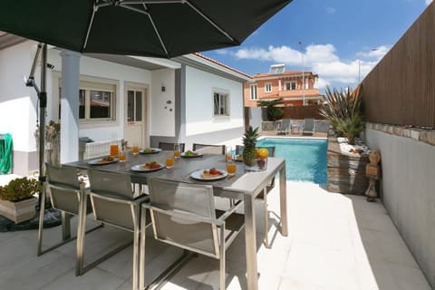 Property building, Patio, Day, View (from property/room), Balcony/Terrace, Food and drinks, Seating area, Dining area, Food, Pool view, Swimming pool, Drinks, sunbed