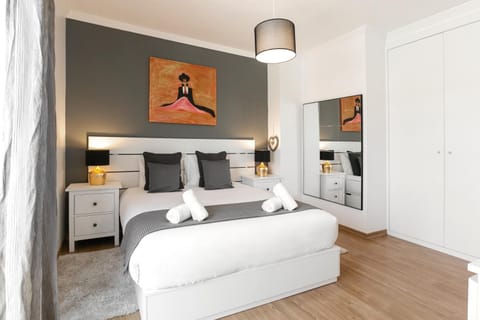 Bed, Photo of the whole room, Decorative detail, Bedroom, towels, wardrobe