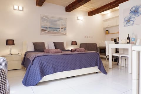 Bed, Kitchen or kitchenette, Seating area, Dining area, Bedroom