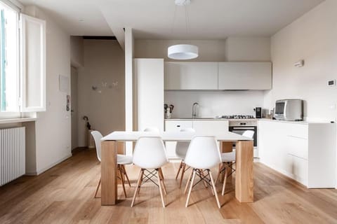 Coffee/tea facilities, Kitchen or kitchenette, Dining area, oven, stove