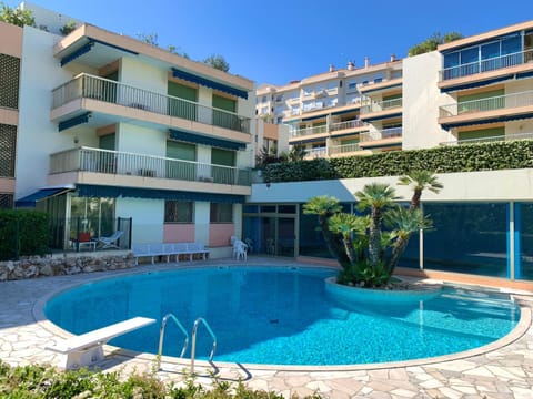 Property building, Day, Swimming pool