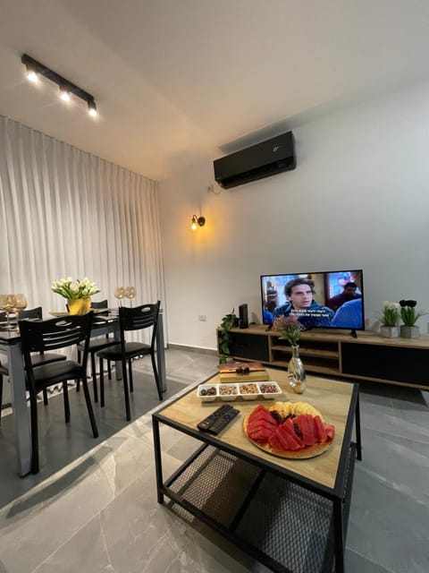 TV and multimedia, Living room, Food and drinks, Seating area, Dining area, Food