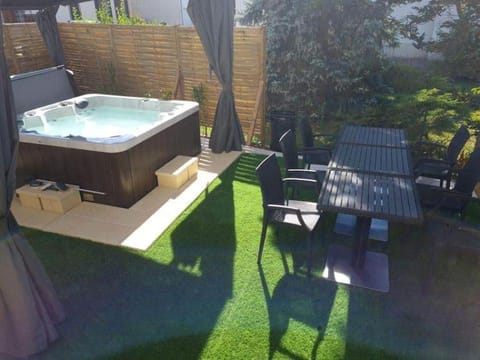 Garden, Hot Tub, Spa and wellness centre/facilities