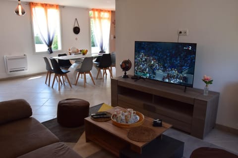 Communal lounge/ TV room, TV and multimedia, Living room, Seating area, Dining area