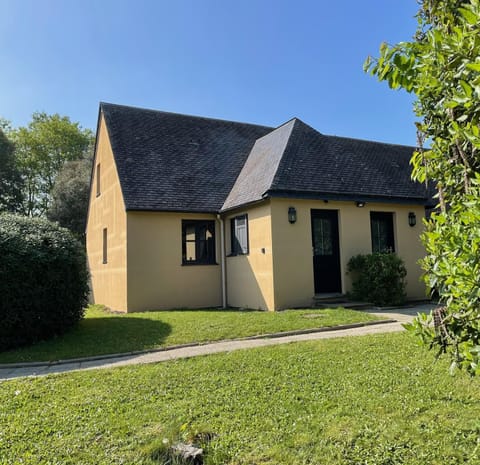 Property building, Facade/entrance, Garden, Garden view