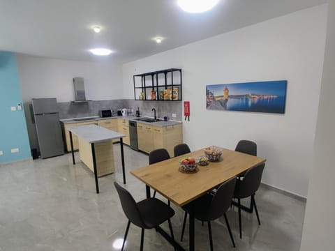 Kitchen or kitchenette, Dining area, minibar, pet friendly, stove