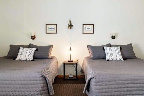 Lakefront 6 Double Queen Rooms at Fife Lake Lodge Apartment in Fife Lake