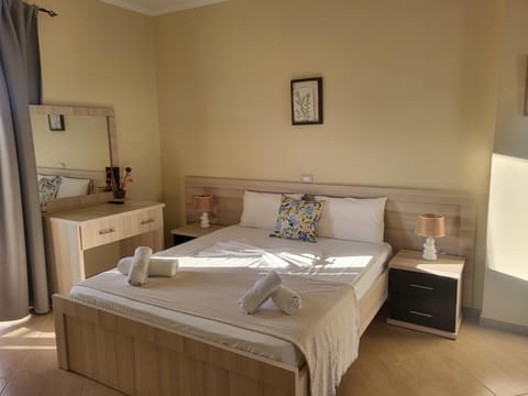 Bed, Bedroom, towels