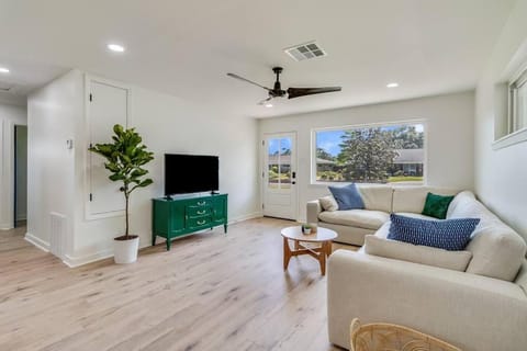 TV and multimedia, Living room, Seating area, Evening entertainment