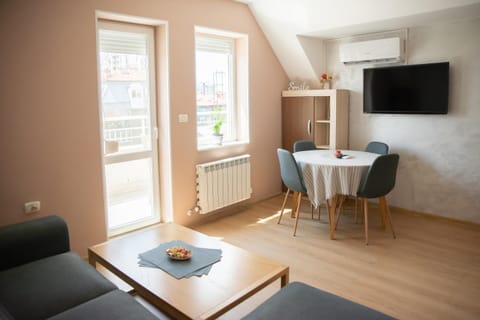 TV and multimedia, Living room, Seating area, Dining area, internet