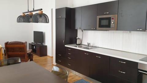 Kitchen or kitchenette, Living room, minibar