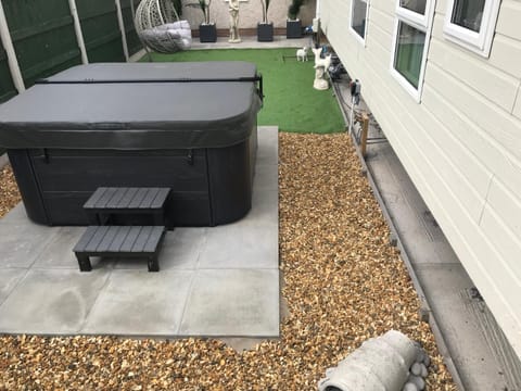 Hot Tub Accommodation North Wales Lodge Campground/ 
RV Resort in Towyn