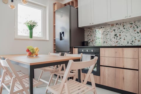 Kitchen or kitchenette, Seating area, Dining area, pet friendly, stove