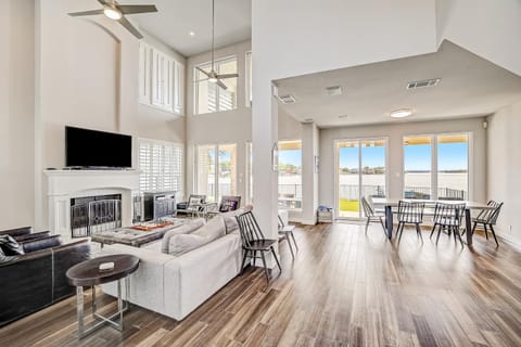 Oak Rock Point House in Lake Lyndon B Johnson