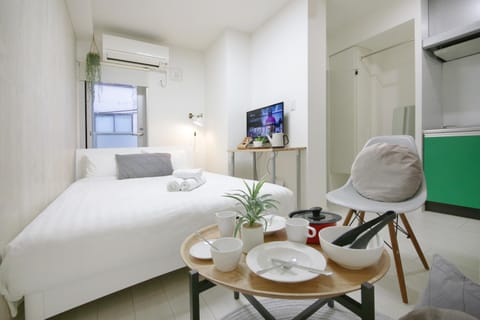 Bed, TV and multimedia, air conditioner