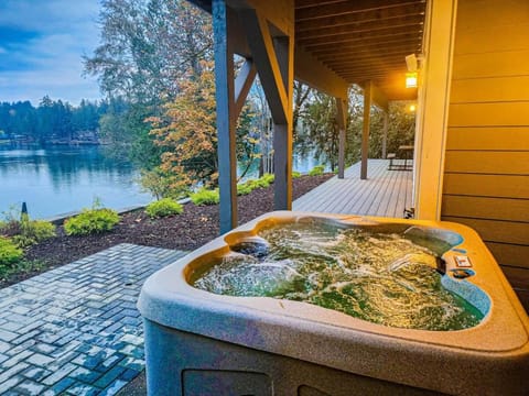 Shelton Waterfront, Fire pit, Hot tub, Game, Beach House in Puget Sound
