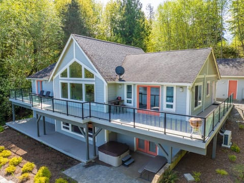 Shelton Waterfront, Fire pit, Hot tub, Game, Beach House in Puget Sound