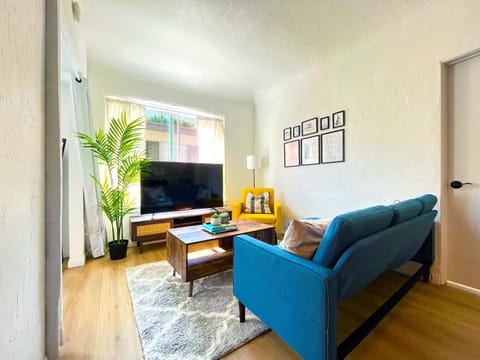 TV and multimedia, Living room, Seating area, Evening entertainment