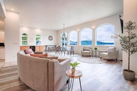 Shelton Waterfront hot tub fire pit beach garden House in Puget Sound