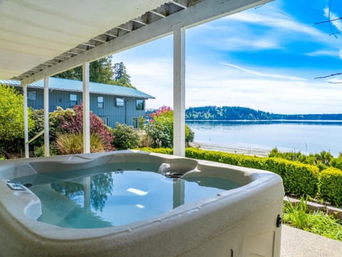 Shelton Waterfront hot tub fire pit beach garden House in Puget Sound