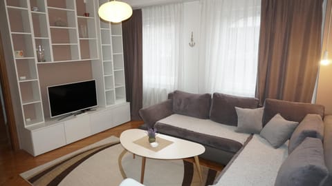 Communal lounge/ TV room, TV and multimedia, Living room, Seating area, Evening entertainment