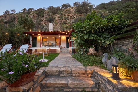 Property building, Patio, Spring, Natural landscape, BBQ facilities, BBQ facilities, Garden, Seating area, Garden view, Garden view, Mountain view