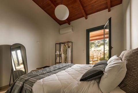 Bed, Photo of the whole room, Bedroom, air conditioner
