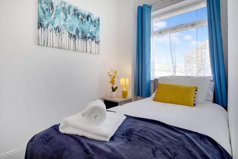 Bed, Bedroom, towels