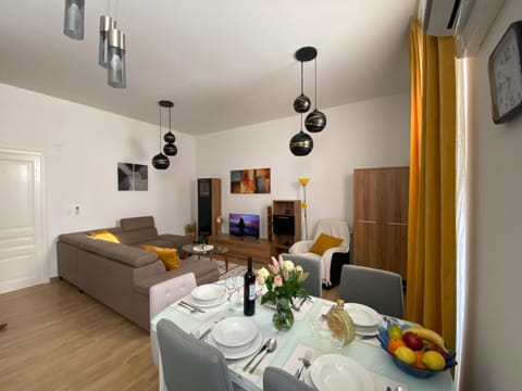 Communal lounge/ TV room, TV and multimedia, Living room, Seating area, Dining area