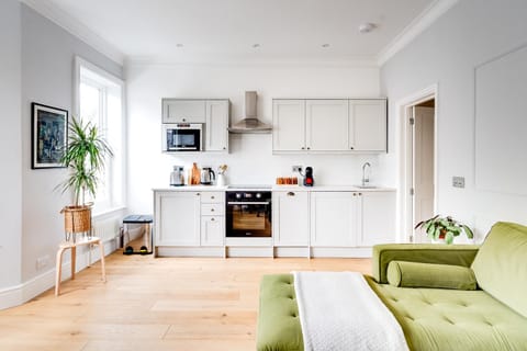 Coffee/tea facilities, Kitchen or kitchenette, Living room, Seating area, toaster