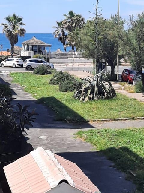 Neighbourhood, Street view, Location, Parking