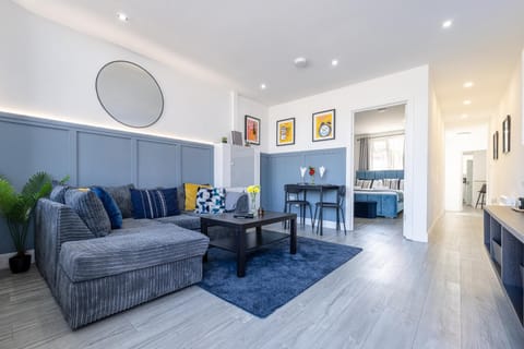 ROOMS NEAR ME - Private Access Entire Place, Kitchen & Bathroom with Amenities, Fast WiFi, Smart Tv, Premium Bed, Parking Nearby Apartment in Oldbury