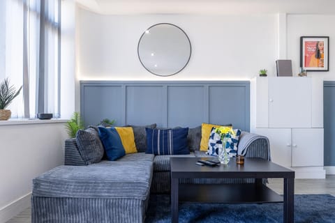 ROOMS NEAR ME - Private Access Entire Place, Kitchen & Bathroom with Amenities, Fast WiFi, Smart Tv, Premium Bed, Parking Nearby Apartment in Oldbury