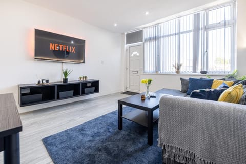 ROOMS NEAR ME - Private Access Entire Place, Kitchen & Bathroom with Amenities, Fast WiFi, Smart Tv, Premium Bed, Parking Nearby Apartment in Oldbury