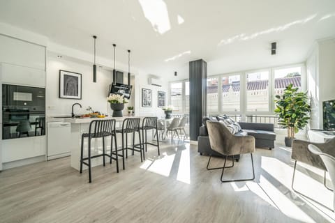 Kitchen or kitchenette, Living room, Seating area, Dining area, minibar, pet friendly