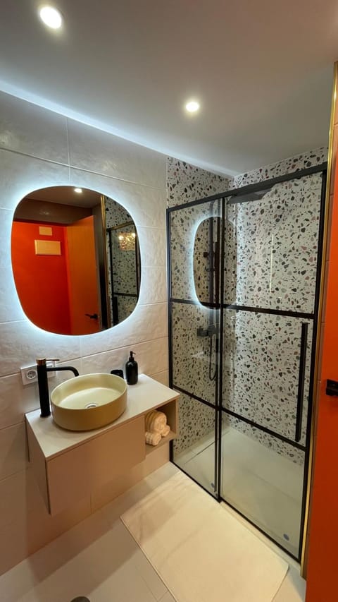 Shower, Bathroom, heating, towels