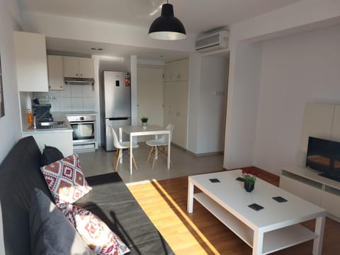 Kitchen or kitchenette, Living room, Seating area, Dining area, pet friendly, air conditioner