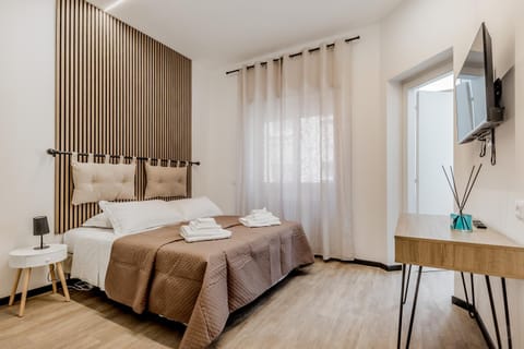 Bed, TV and multimedia, Photo of the whole room, Bedroom, hair dresser, towels