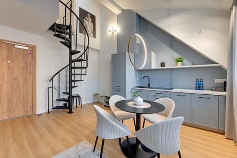 Kitchen or kitchenette, Living room, Seating area, Dining area, stove