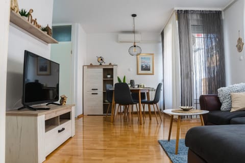 TV and multimedia, Living room, Seating area, Dining area, air conditioner