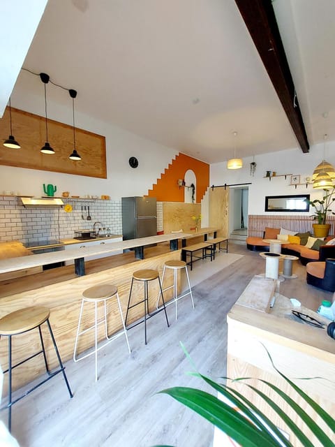 Kitchen or kitchenette, Living room, Seating area, Dining area