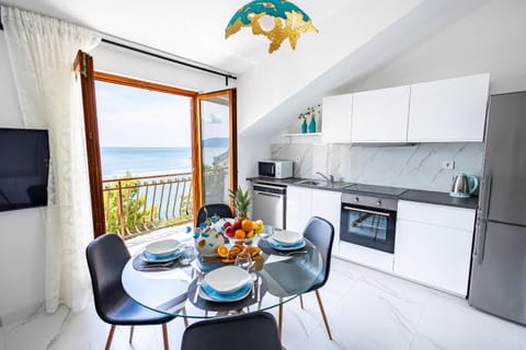 Balcony/Terrace, Kitchen or kitchenette, Living room, Seating area, Dining area, Sea view, minibar, pet friendly, stove