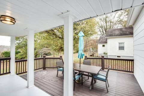 Southern Charm Cottage House in Hickory
