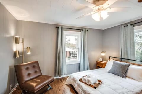 Southern Charm Cottage House in Hickory